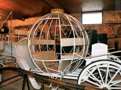 Spicca tra tutte una fiabesca carrozza bianca pronta per portare Cenerentola al ballo. Con la sua inconfondibile forma a sfera, � sormontata da una brillante coroncina dorata e impreziosita da eleganti sedili color crema perfettamente visibili dall'esterno, visto che l'involucro della cassa � trasparente